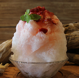 自家製いちごシロップ × バニラアイス