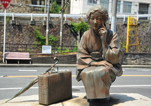 林芙美子像